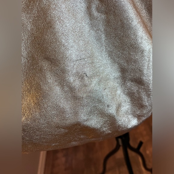 1980’s METALLIC GOLD leather VINTAGE studded bag with 🦁 LION HEAD studs - Picture 14 of 15